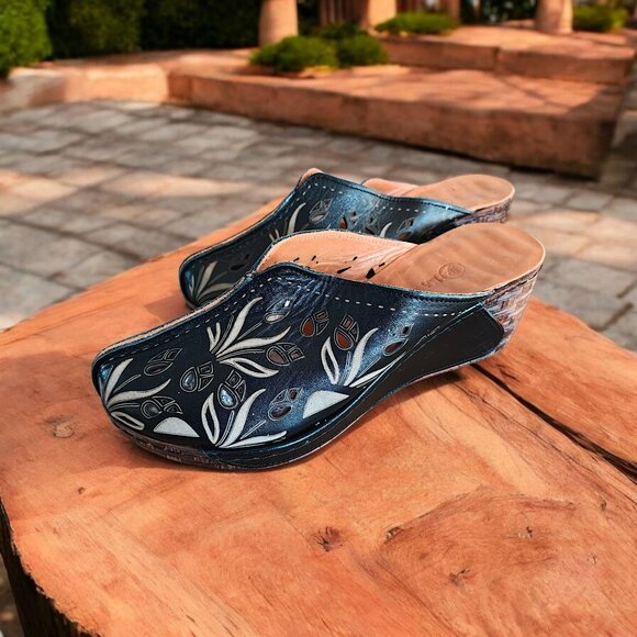 LA PINTA Laser Cut Clogs - Picture 1 of 10